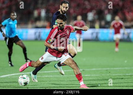 Kairo, Ägypten. Mai 2024. Hussein El Shahat (Front) von Al Ahly schießt während des Endspiels zwischen Al Ahly von Ägypten und es Tunis in der CAF Champions League 2024 in Kairo, Ägypten, am 25. Mai 2024. Quelle: Ahmed Gomaa/Xinhua/Alamy Live News Stockfoto