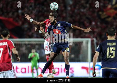 Kairo, Ägypten. Mai 2024. Roger Aholou (vorne) von es Tunis geht am 25. Mai 2024 in Kairo in die CAF Champions League 2024, Ägypten, um den Ball im Endspiel zwischen Al Ahly von Ägypten und es Tunis von Tunesien zu gewinnen. Quelle: Ahmed Gomaa/Xinhua/Alamy Live News Stockfoto