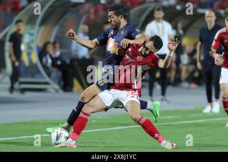 Kairo, Ägypten. Mai 2024. Karim Fouad (R) von Al Ahly wetteiferte gegen Houssem TKA von es Tunis während des Endspiels zwischen Al Ahly von Ägypten und es Tunis in der CAF Champions League 2024 in Kairo, Ägypten, am 25. Mai 2024. Quelle: Ahmed Gomaa/Xinhua/Alamy Live News Stockfoto