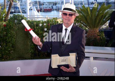 Cannes, Frankreich. Mai 2024. Jacques Audiard posiert mit dem Preis der Jury für „Emilia Perez“ während des Fotobesuchs der Palme D'Or Winners beim 77. Jährlichen Filmfestival in Cannes im Palais des Festivals am Samstag, den 25. Mai 2024. Foto: Rocco Spaziani/UPI Credit: UPI/Alamy Live News Stockfoto