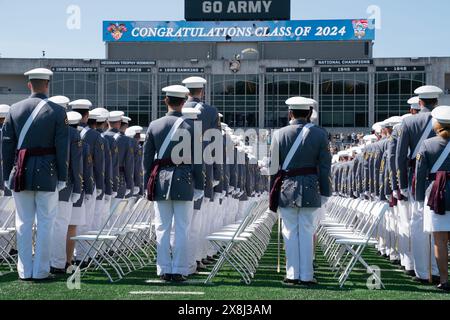 West Point, USA. Mai 2024. Die Absolventen kommen am 25. Mai 2024 zur Abschlussfeier der U.S. Military Academy der Klasse 2024 in West Point, NY. Präsident Joe Biden hielt eine Antrittsrede. Er wiederholte die Unterstützung der USA für die Ukraine, erwähnte jedoch, dass kein US-Militär in die Ukraine entsandt werde. Er erwähnte, dass das Militär humanitäre Hilfe für die Bevölkerung von Gaza leistet. 1.231 Kadetten kamen 2020 in West Point ein und 036 graduierten. (Foto: Lev Radin/SIPA USA) Credit: SIPA USA/Alamy Live News Stockfoto