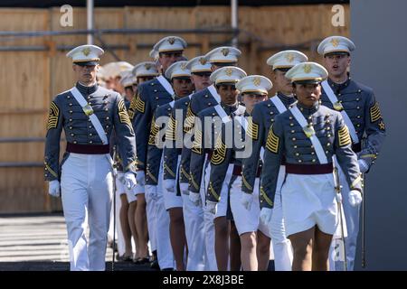 West Point, USA. Mai 2024. Die Absolventen kommen am 25. Mai 2024 zur Abschlussfeier der U.S. Military Academy der Klasse 2024 in West Point, NY. Präsident Joe Biden hielt eine Antrittsrede. Er wiederholte die Unterstützung der USA für die Ukraine, erwähnte jedoch, dass kein US-Militär in die Ukraine entsandt werde. Er erwähnte, dass das Militär humanitäre Hilfe für die Bevölkerung von Gaza leistet. 1.231 Kadetten kamen 2020 in West Point ein und 036 graduierten. (Foto: Lev Radin/SIPA USA) Credit: SIPA USA/Alamy Live News Stockfoto