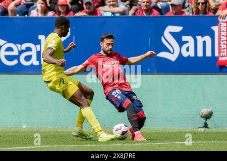 Pamplona, Spanien. Mai 2024. Jose Arnaiz von CA Osasuna und Yerson Mosquera Valdelamar von Villarreal CF wurden im Sadar-Stadion während des spanischen Fußballspiels der Liga EA im Spiel zwischen CA Osasuna und Villarreal CF gesehen. Endpunktzahl; CA Osasuna 1:1 Villarreal CF. (Foto: Fernando Pidal/SOPA Images/SIPA USA) Credit: SIPA USA/Alamy Live News Stockfoto