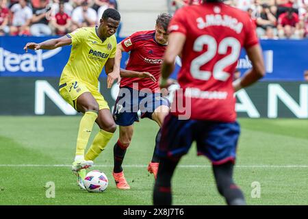 Pamplona, Spanien. Mai 2024. Yerson Mosquera Valdelamar von Villarreal CF und ante Budimir von CA Osasuna wurden während des spanischen Fußballspiels der Liga EA im Sadar-Stadion im Spiel zwischen CA Osasuna und Villarreal CF gesehen. Endpunktzahl; CA Osasuna 1:1 Villarreal CF. (Foto: Fernando Pidal/SOPA Images/SIPA USA) Credit: SIPA USA/Alamy Live News Stockfoto