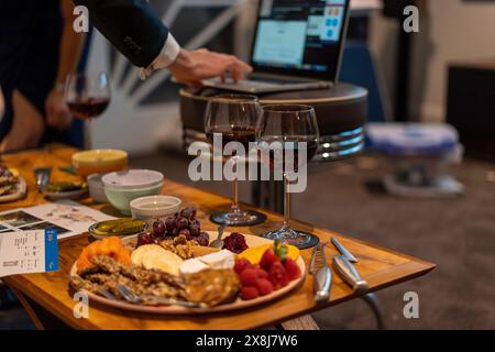 Käse und Wein zu Hause mit Freunden, bereit für einen Zoom-Anruf während des Lockdowns Stockfoto