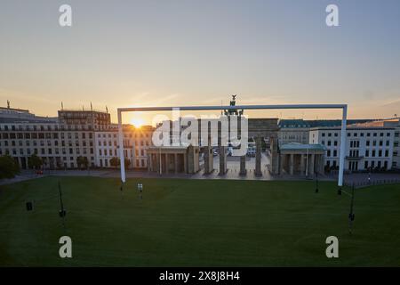 Berlin, Deutschland. Mai 2024. Blick auf den Sonnenaufgang der Fächerzone der Fußball-Europameisterschaft vor dem Brandenburger Tor. Quelle: Jörg Carstensen/dpa/Alamy Live News Stockfoto