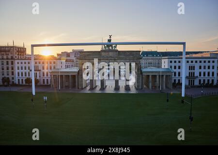 Berlin, Deutschland. Mai 2024. Blick auf den Sonnenaufgang der Fächerzone der Fußball-Europameisterschaft vor dem Brandenburger Tor. Quelle: Jörg Carstensen/dpa/Alamy Live News Stockfoto