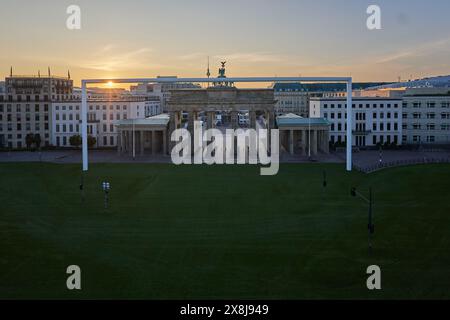 Berlin, Deutschland. Mai 2024. Blick auf den Sonnenaufgang der Fächerzone der Fußball-Europameisterschaft vor dem Brandenburger Tor. Quelle: Jörg Carstensen/dpa/Alamy Live News Stockfoto