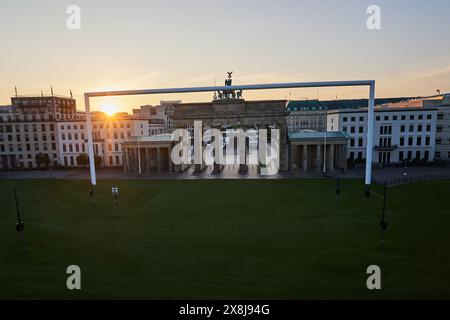 Berlin, Deutschland. Mai 2024. Blick auf den Sonnenaufgang der Fächerzone der Fußball-Europameisterschaft vor dem Brandenburger Tor. Quelle: Jörg Carstensen/dpa/Alamy Live News Stockfoto