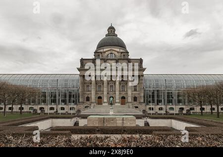 München, Deutschland - 21. Dezember 2023 - Architektur die Bayerische Staatskanzlei ist ein Regierungsgebäude mit Denkmal vor dem Eingang. Bavari Stockfoto