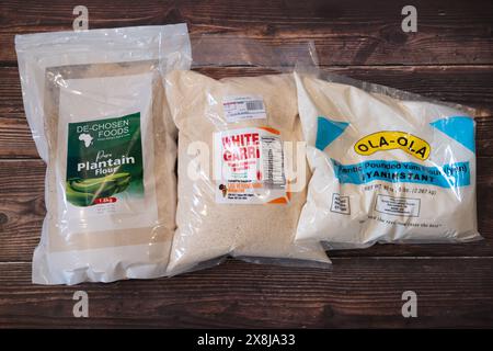 21. Mai 2024: Calgary Alberta Kanada: Nigerianer hämmerten Yam, Garri und Kochbananen Stockfoto