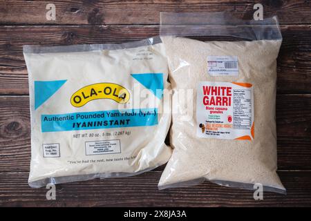 21. Mai 2024: Calgary Alberta Kanada: Nigerianer hämmerten Yam, Garri und Kochbananen Stockfoto