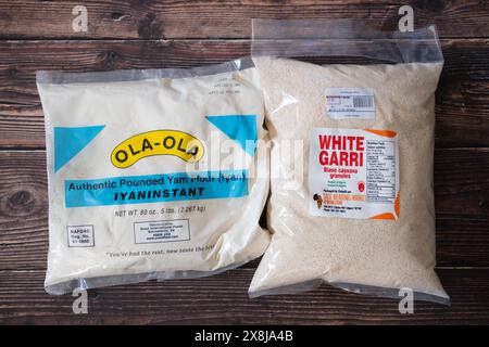 21. Mai 2024: Calgary Alberta Kanada: Nigerianer hämmerten Yam, Garri und Kochbananen Stockfoto