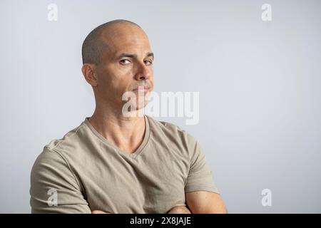 Kaukasier, brasilianischer Mann, 48 Jahre alt, im Studio mit Emotions Serious 2. Stockfoto