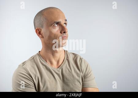 Kaukasier, brasilianischer Mann, 48 Jahre alt, im Studio mit Emotions Serious 3. Stockfoto