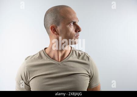 Kaukasier, brasilianischer Mann, 48 Jahre alt, im Studio mit Emotions Serious 4. Stockfoto