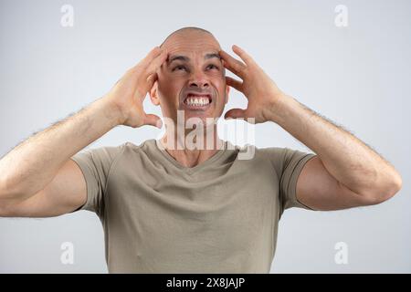 Kaukasier, brasilianischer Mann, 48 Jahre alt, im Studio mit Emotions Angry 2. Stockfoto