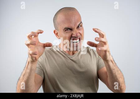 Kaukasier, brasilianischer Mann, 48 Jahre alt, im Studio mit Emotions Angry 3. Stockfoto