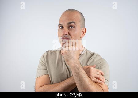 Kaukasier, brasilianischer Mann, 48 Jahre alt, im Studio mit Emotions Angry 6. Stockfoto