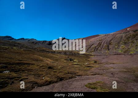 Panorama von Gipfeln und Tälern mit Plateaus blauem Himmel und weißen Wolken im Hintergrund Gletscher in den Anden von Peru nahe Ausangate in der Nähe von Ausangate Stockfoto