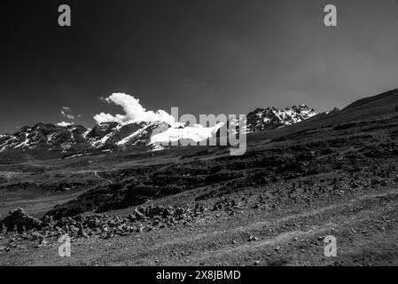 Panorama von Gipfeln und Tälern mit Plateaus blauem Himmel und weißen Wolken im Hintergrund Gletscher in den Anden von Peru nahe Ausangate in der Nähe von Ausangate Stockfoto