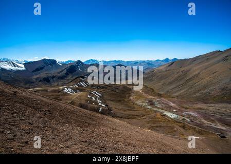 Panorama von Gipfeln und Tälern mit Plateaus blauem Himmel und weißen Wolken im Hintergrund Gletscher in den Anden von Peru nahe Ausangate in der Nähe von Ausangate Stockfoto