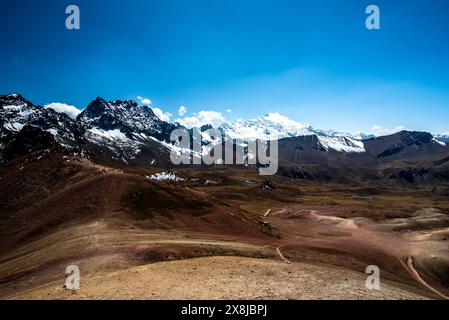 Panorama von Gipfeln und Tälern mit Plateaus blauem Himmel und weißen Wolken im Hintergrund Gletscher in den Anden von Peru nahe Ausangate in der Nähe von Ausangate Stockfoto