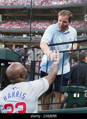 St. Louis, Usa. Mai 2024. Missouri Head Football Coach Eliah Drinkwitz begrüßt Chicago Cubs, den dritten Base Coach Willie Harris vor den Chicago Cubs-St. Louis Cardinals Baseballspiel im Busch Stadium in St. Louis am Samstag, 25. Mai 2024. Foto: Bill Greenblatt/UPI Credit: UPI/Alamy Live News Stockfoto