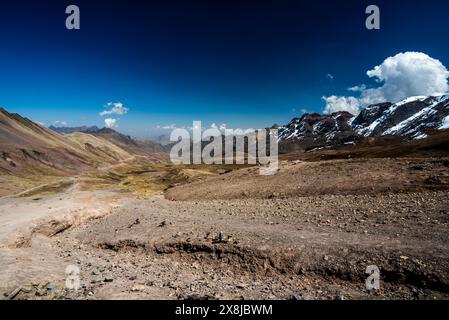 Panorama von Gipfeln und Tälern mit Plateaus blauem Himmel und weißen Wolken im Hintergrund Gletscher in den Anden von Peru nahe Ausangate in der Nähe von Ausangate Stockfoto