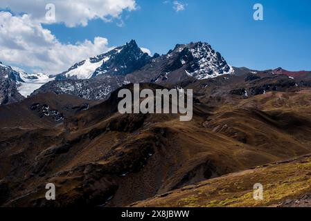 Panorama von Gipfeln und Tälern mit Plateaus blauem Himmel und weißen Wolken im Hintergrund Gletscher in den Anden von Peru nahe Ausangate in der Nähe von Ausangate Stockfoto