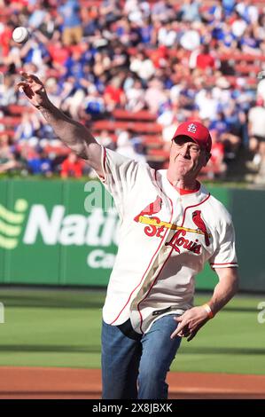 St. Louis, Usa. Mai 2024. US-Senator Eric Schmitt (R-Mo) wirft ein zeremonielles erstes Pitch vor der Chicago Cubs-St. Louis Cardinals Baseballspiel im Busch Stadium in St. Louis am Samstag, 25. Mai 2024. Foto: Bill Greenblatt/UPI Credit: UPI/Alamy Live News Stockfoto