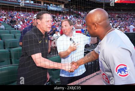 St. Louis, Usa. Mai 2024. Missouri Head Football Coach Eliah Drinkwitz (L) stellt Chicago Cubs den dritten Base Coach Willie Harris vor, dem neuen Missouri Athletic Director Laird Veatch vor der Chicago Cubs-St. Louis Cardinals Baseballspiel im Busch Stadium in St. Louis am Samstag, 25. Mai 2024. Foto: Bill Greenblatt/UPI Credit: UPI/Alamy Live News Stockfoto