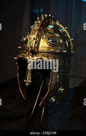 römischer zeremonieller vergoldeter Helm im Museum von Vojvodina, Novi Sad, Serbien Stockfoto