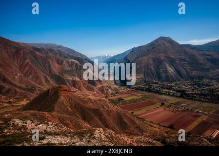 Wunderschöne Panoramen der Ebenen und Hochebenen zwischen Berggipfeln und Tälern, die in Stufen für die Landwirtschaft in der östlichen Kordillera in Peru gearbeitet wurden Stockfoto