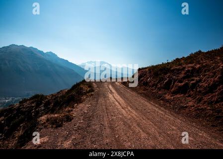 Wunderschöne Panoramen der Ebenen und Hochebenen zwischen Berggipfeln und Tälern, die in Stufen für die Landwirtschaft in der östlichen Kordillera in Peru gearbeitet wurden Stockfoto