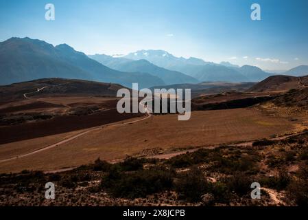 Wunderschöne Panoramen der Ebenen und Hochebenen zwischen Berggipfeln und Tälern, die in Stufen für die Landwirtschaft in der östlichen Kordillera in Peru gearbeitet wurden Stockfoto