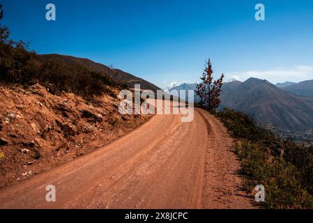 Wunderschöne Panoramen der Ebenen und Hochebenen zwischen Berggipfeln und Tälern, die in Stufen für die Landwirtschaft in der östlichen Kordillera in Peru gearbeitet wurden Stockfoto