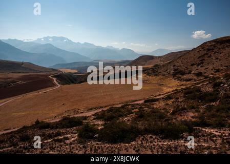 Wunderschöne Panoramen der Ebenen und Hochebenen zwischen Berggipfeln und Tälern, die in Stufen für die Landwirtschaft in der östlichen Kordillera in Peru gearbeitet wurden Stockfoto