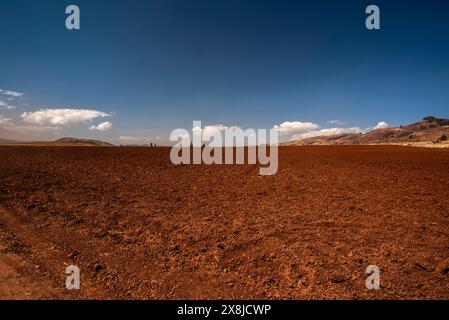 Wunderschöne Panoramen der Ebenen und Hochebenen zwischen Berggipfeln und Tälern, die in Stufen für die Landwirtschaft in der östlichen Kordillera in Peru gearbeitet wurden Stockfoto