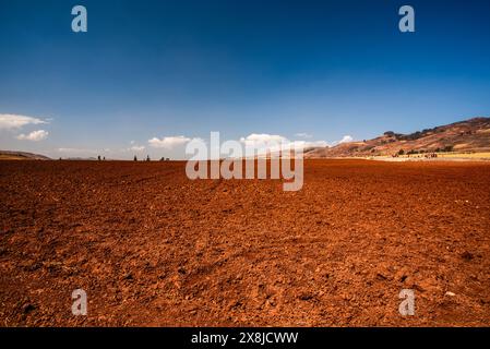 Wunderschöne Panoramen der Ebenen und Hochebenen zwischen Berggipfeln und Tälern, die in Stufen für die Landwirtschaft in der östlichen Kordillera in Peru gearbeitet wurden Stockfoto