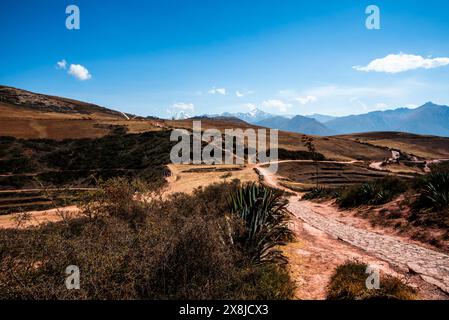 Wunderschöne Panoramen der Ebenen und Hochebenen zwischen Berggipfeln und Tälern, die in Stufen für die Landwirtschaft in der östlichen Kordillera in Peru gearbeitet wurden Stockfoto