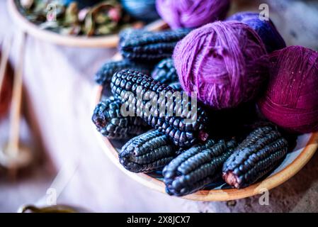 Kugeln aus Inka Alpaca Wolle gefärbt mit natürlichen Prozessen und natürlichen Kräutern wie violettem Mais und den Blumen oder Blättern von Pflanzen, die typisch für die Anden sind Stockfoto