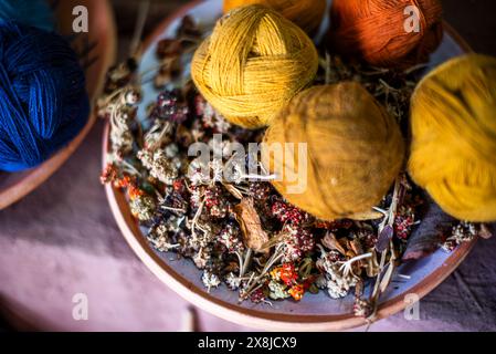 Kugeln aus Inka Alpaca Wolle gefärbt mit natürlichen Prozessen und natürlichen Kräutern wie violettem Mais und den Blumen oder Blättern von Pflanzen, die typisch für die Anden sind Stockfoto