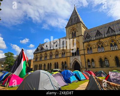 Die Polizei hat einen pro-palästinensischen Protest in Oxford unterbrochen, nachdem Studentendemonstratoren ein friedliches Sit-in in einem Universitätsgebäude organisiert hatten. Die Demonstration war Teil der anhaltenden Proteste gegen den Krieg in Gaza durch Studenten in den USA und Europa. London, Vereinigtes Königreich. Stockfoto