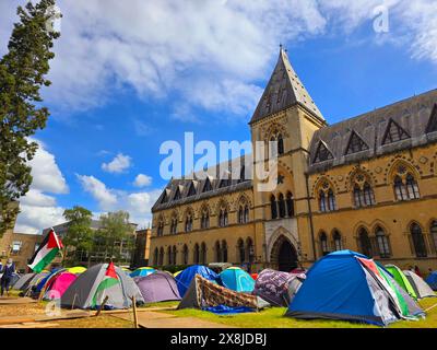 Die Polizei hat einen pro-palästinensischen Protest in Oxford unterbrochen, nachdem Studentendemonstratoren ein friedliches Sit-in in einem Universitätsgebäude organisiert hatten. Die Demonstration war Teil der anhaltenden Proteste gegen den Krieg in Gaza durch Studenten in den USA und Europa. London, Vereinigtes Königreich. Stockfoto