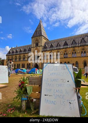 Die Polizei hat einen pro-palästinensischen Protest in Oxford unterbrochen, nachdem Studentendemonstratoren ein friedliches Sit-in in einem Universitätsgebäude organisiert hatten. Die Demonstration war Teil der anhaltenden Proteste gegen den Krieg in Gaza durch Studenten in den USA und Europa. London, Vereinigtes Königreich. Stockfoto