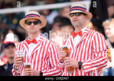 Edgbaston, Birmingham, Großbritannien. Mai 2024. 2. Mens Vitality T20 Cricket International, England gegen Pakistan; England Fans in schicker Kleidung vor dem Spiel Credit: Action Plus Sports/Alamy Live News Stockfoto