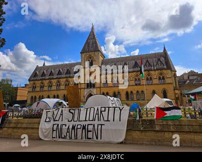 Die Polizei hat einen pro-palästinensischen Protest in Oxford unterbrochen, nachdem Studentendemonstratoren ein friedliches Sit-in in einem Universitätsgebäude organisiert hatten. Die Demonstration war Teil der anhaltenden Proteste gegen den Krieg in Gaza durch Studenten in den USA und Europa. London, Vereinigtes Königreich. Stockfoto