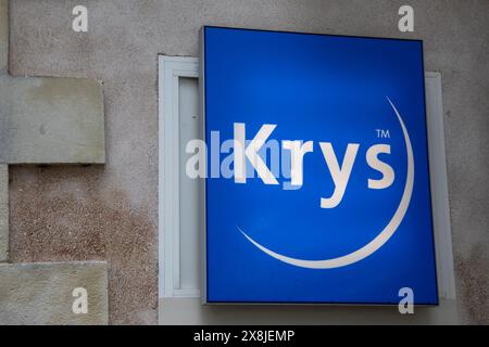 nantes , Frankreich - 05 22 2024 : krys optisches Zentrum Zeichen Logo Geschäft und Marke Text Vorderseite des Ladenverkaufs Brillenmode medizinische Kette Stockfoto