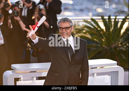 Mohammad Rasoulof posiert mit dem „Special Award for Best Drehbuch“ für „The Seed of the Sacred Fig“ während des Palme D'Or Winners Photocall auf der 7 Stockfoto